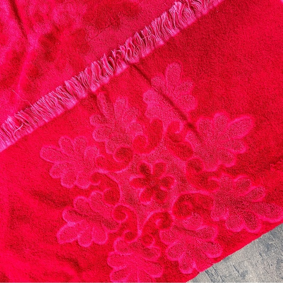Vintage 60s 70s Cotton Bath Towel Raised Floral Medallion Pattern – 23.5” x 40” - Picture 5 of 7